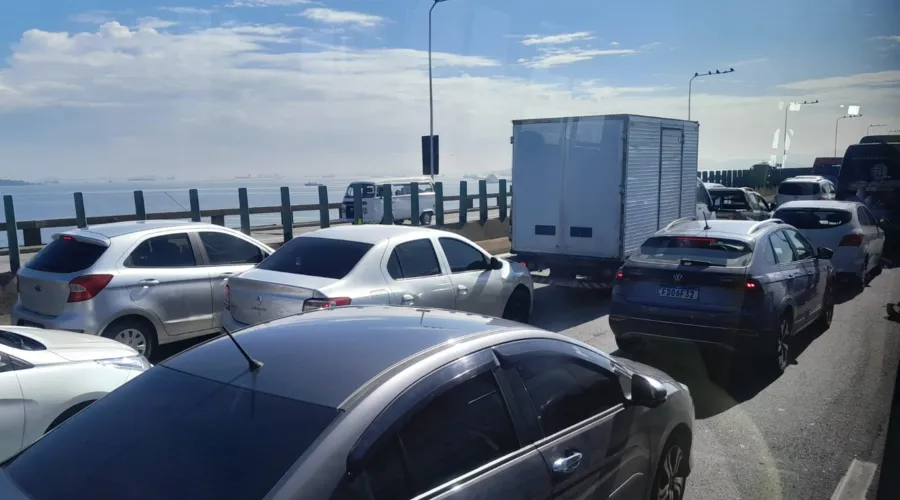 Imagem ilustrativa da imagem Colisão entre carro e caminhão deixa um ferido na Ponte Rio-Niterói