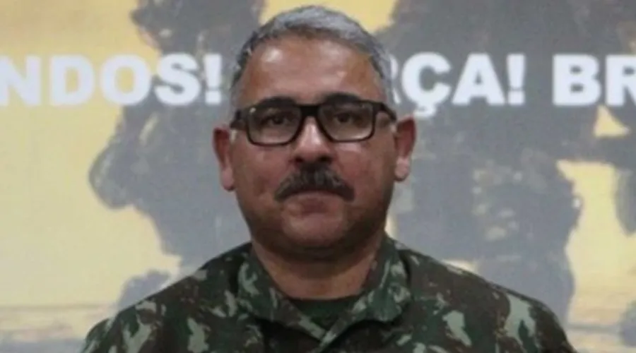 O coronel é formado pela Academia Militar das Agulhas Negras em 1997
