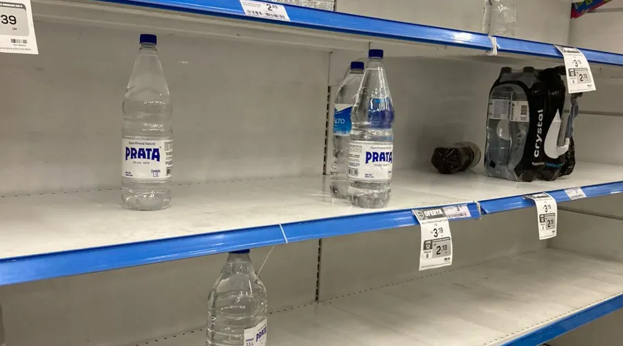 Prateleiras de alguns supermercados em Niteói já se encontram praticamente vazias