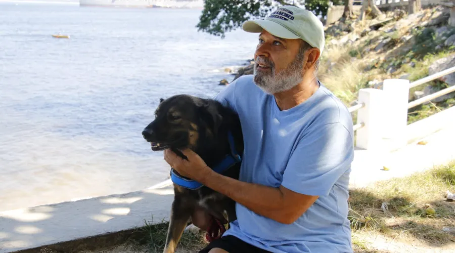 O aposentado Sebastião Fernando ao lado do cão de estimação