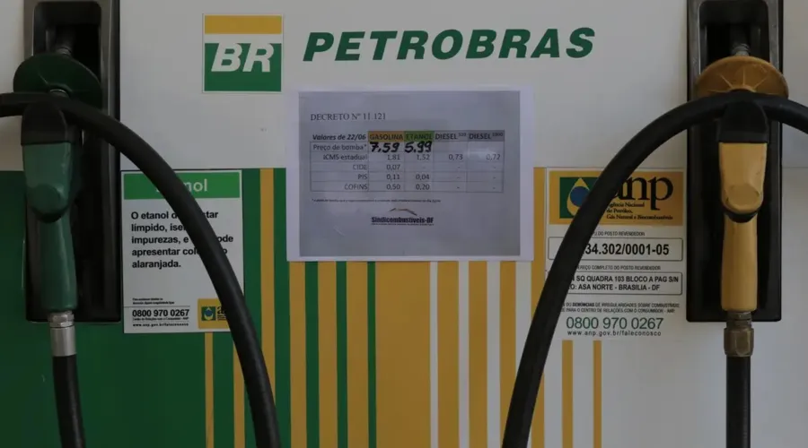 A Petrobras lembra que o valor cobrado ao consumidor final no posto é afetado por outros fatores