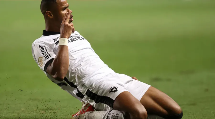 Botafogo venceu no sufoco e se mantém firma na liderança