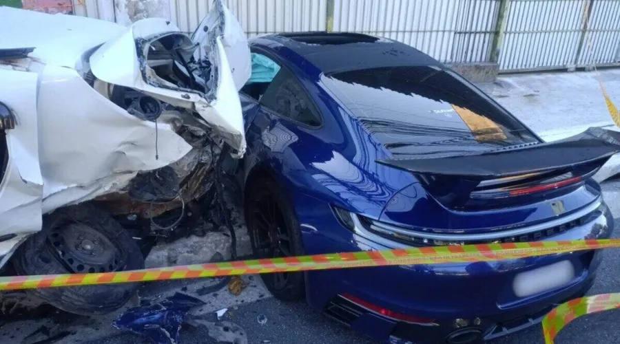 Empresário provoca acidente, mata um e abandona Porsche no local.