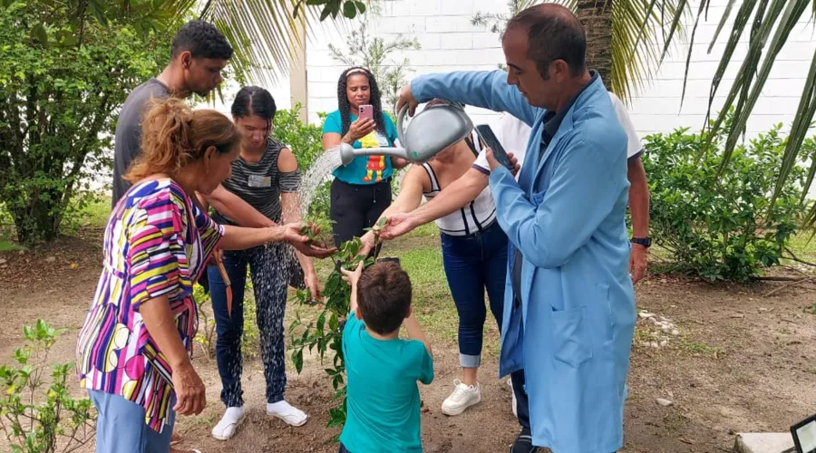 Familiares da menina plantaram uma árvore no 'Jardim do Doador' do Heat