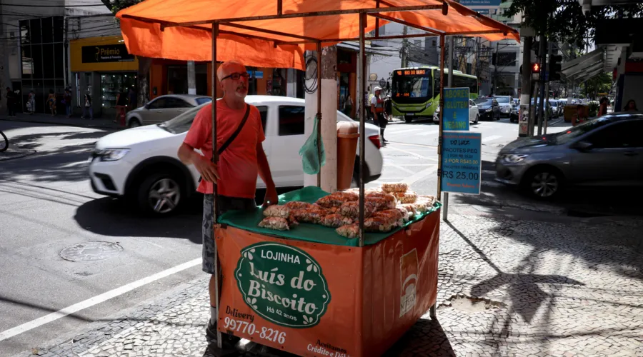 Conhecido na região, Luiz Carlos Dieke trabalha há mais de 40 anos vendendo biscoitos caseiros