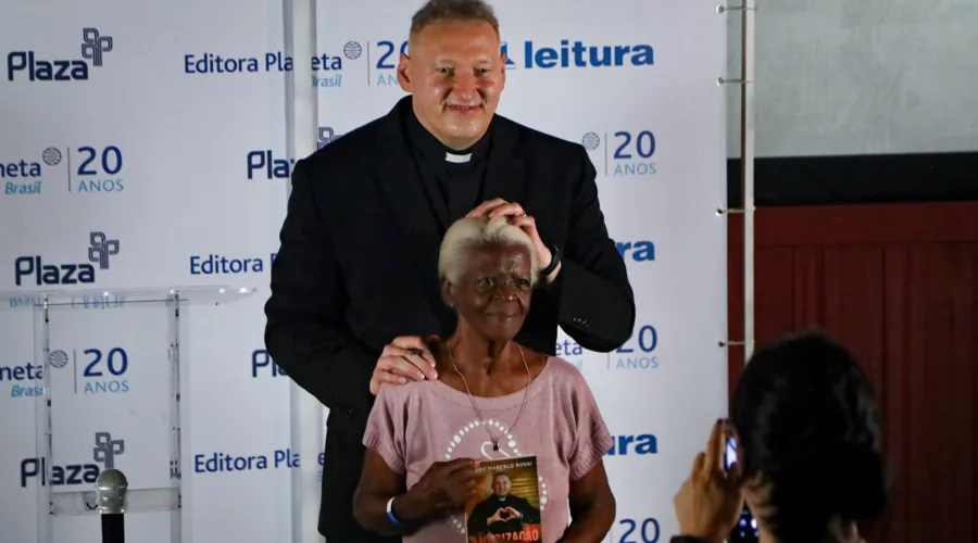 A aposentada Lucinda Maria, de 83 anos, saiu do bairro Coelho, em São Gonçalo, para acompanhar o padre