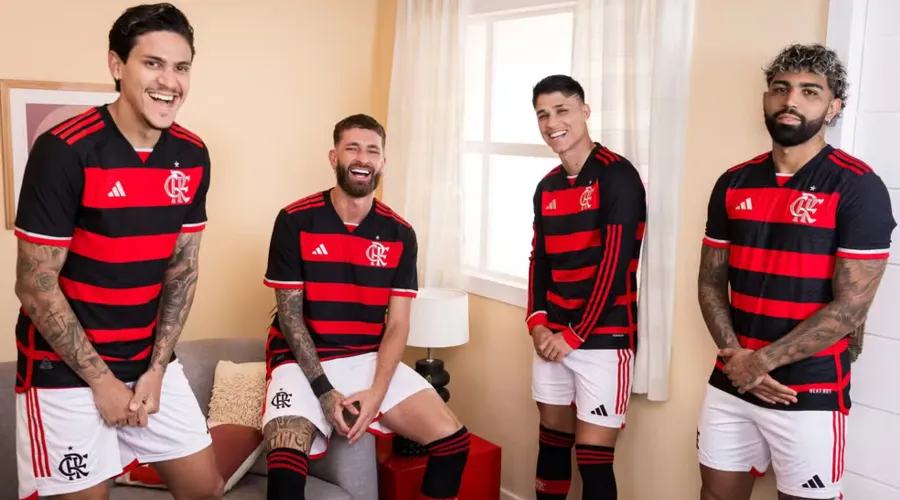 Pedro, Léo Pereira, Luis Araújo e Gabigol posam com manto novo