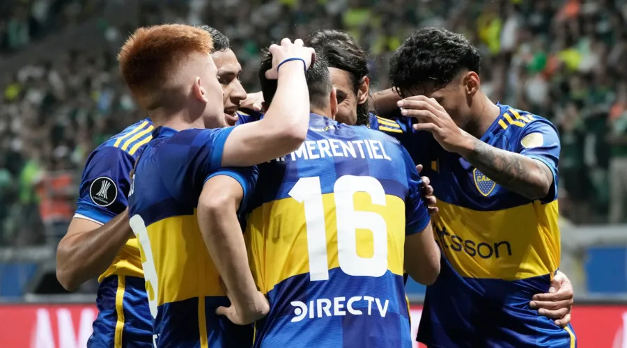 Jogadores comemoram classificação em São Paulo