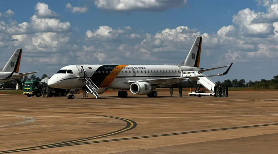 O avião irá para Roma, na Itália, de onde aguardará autorização para ir ao Egito
