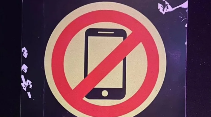 Placa informa sobre proibição de celulares