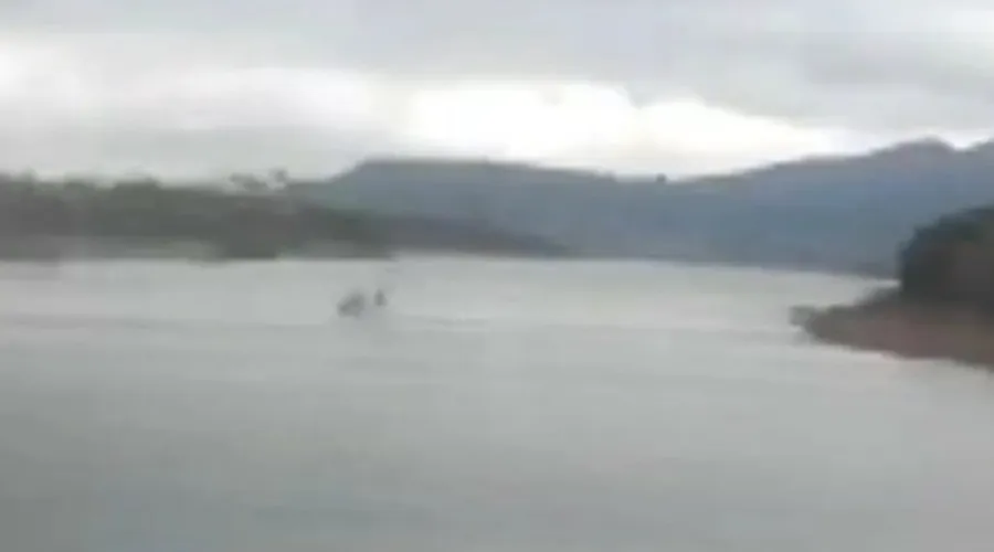 Momento em que o helicóptero caiu no Lago de Furnas