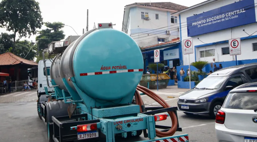 Caminhão-pipa abastecendo Pronto Socorro em São Gonçalo