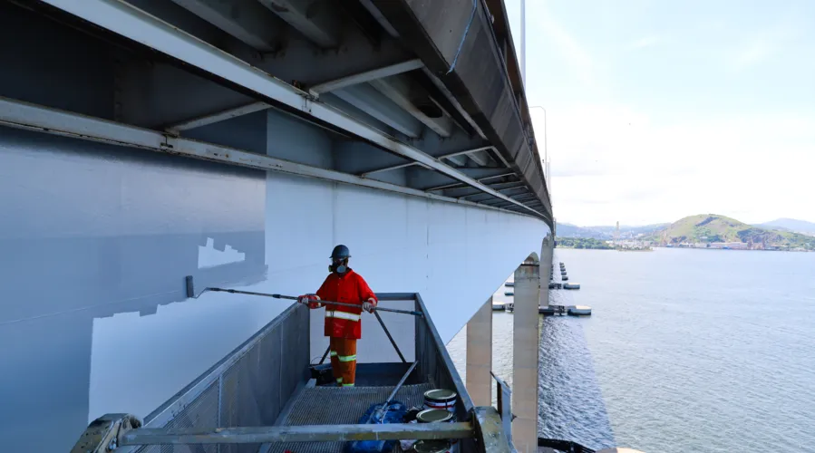 Manutenção da Ponte Rio-Niterói é feita diariamente por diferentes equipes
