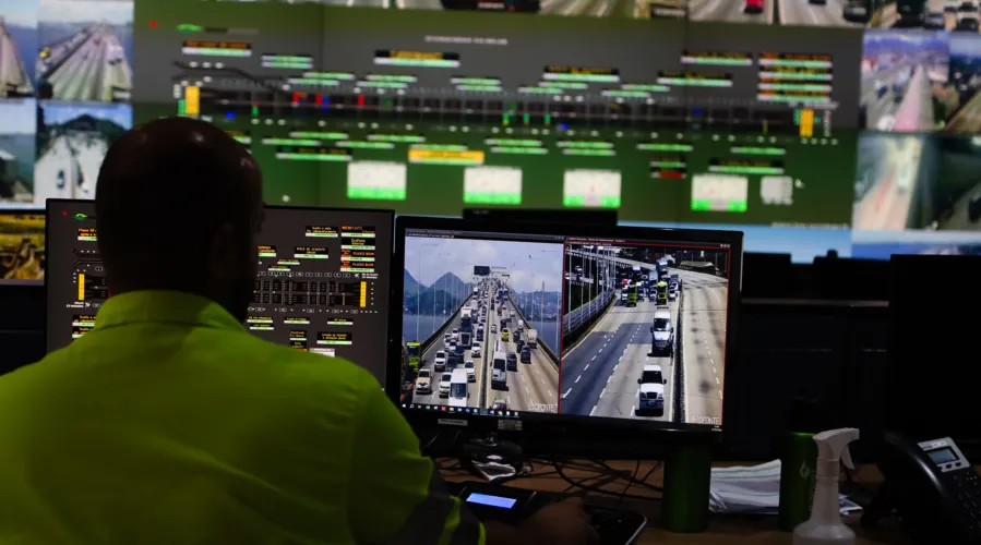 Central de Operações da Ponte conta com mais de 50 câmeras e equipe atenta às ocorrências diversas