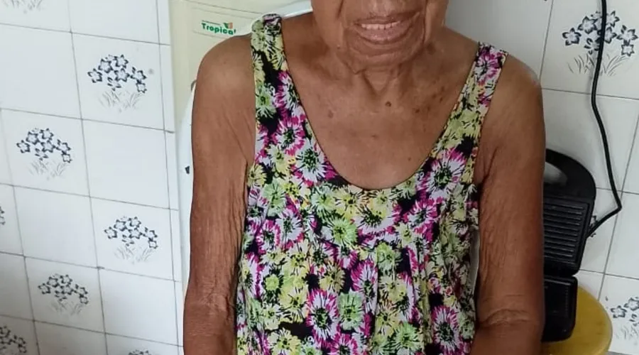 Carmen Marins, de 91 anos, está há três meses sem receber o auxílio aposentadoria