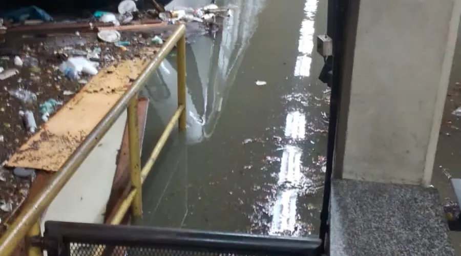 O metrô no Rio também foi inundado pelas águas do temporal