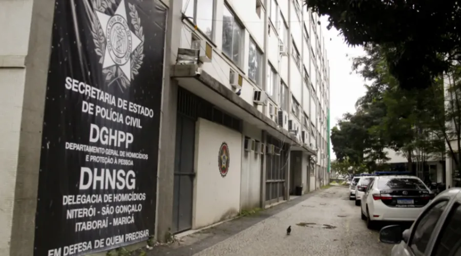 Agentes da  Delegacia de Homicídios de Niterói, São Gonçalo e Itaboraí (DHNSG) investigam o caso