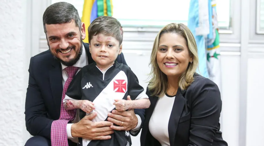 Pequeno Gui, junto da mãe e Rodrigo Bacellar (PL), presidente da Alerj