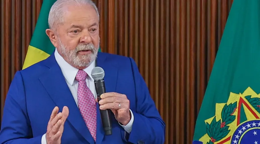 O boletim anterior, divulgado pela manhã, informou que Lula fez sessões de fisioterapia