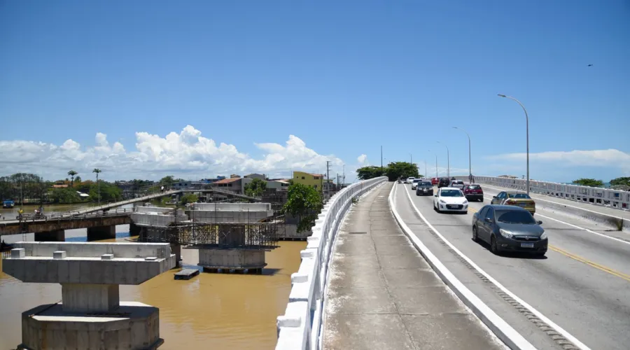 A ponte Ivan Mundim liga o Centro à Barra de Macaé