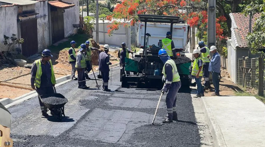 Pavimentação está sendo realizada no bairro Colina
