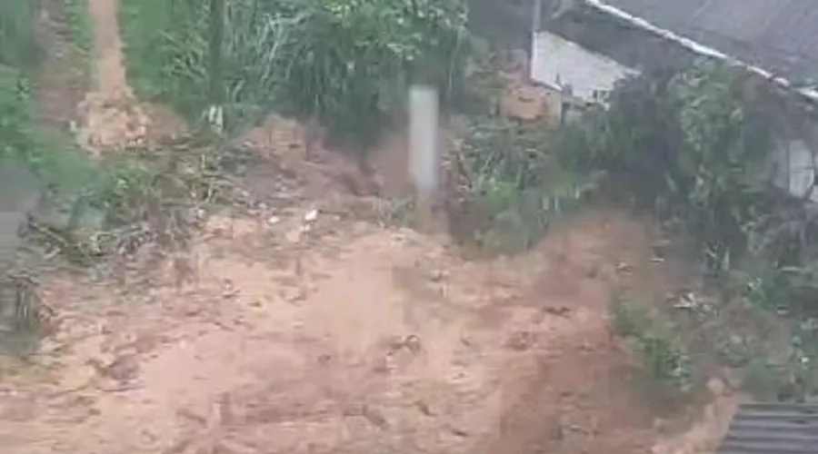 Imagem ilustrativa da imagem Mãe e 3 filhos soterrados após deslizamento em Petrópolis; vídeo