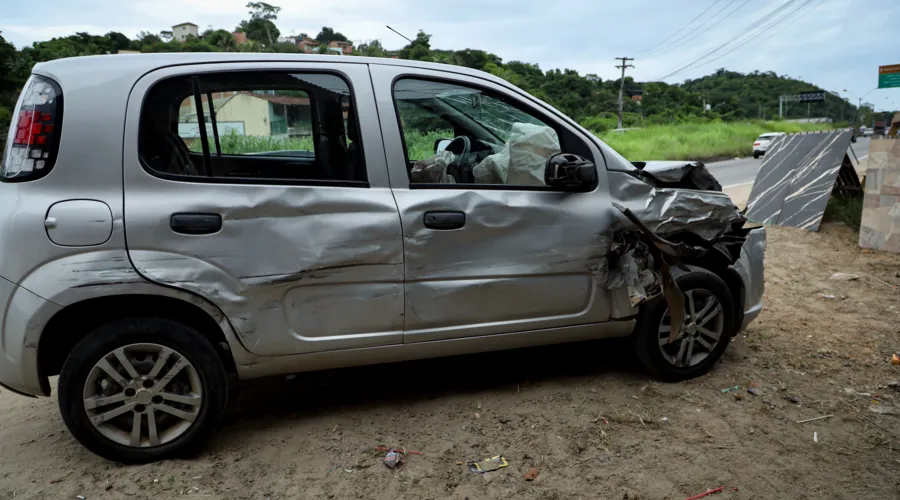 Carro modelo Fiat Uno ficou destruído com o impacto do acidente
