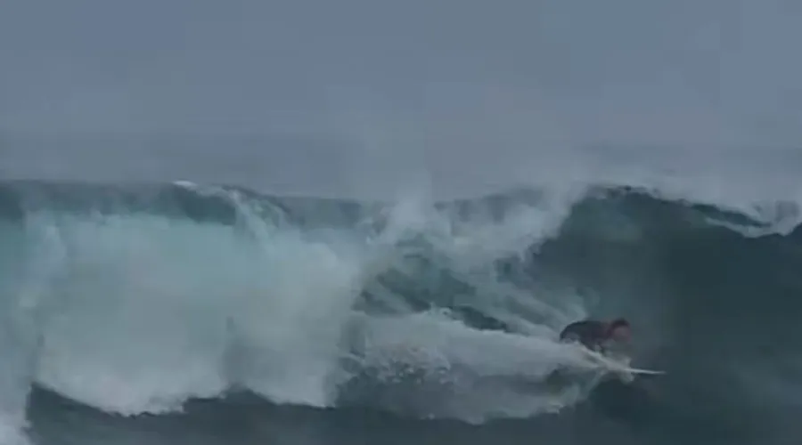 Praia de Itacoatiara amanhece com fortes ondas na manhã desta segunda-feira