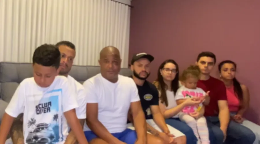 Marcelinho com a família após sequestro