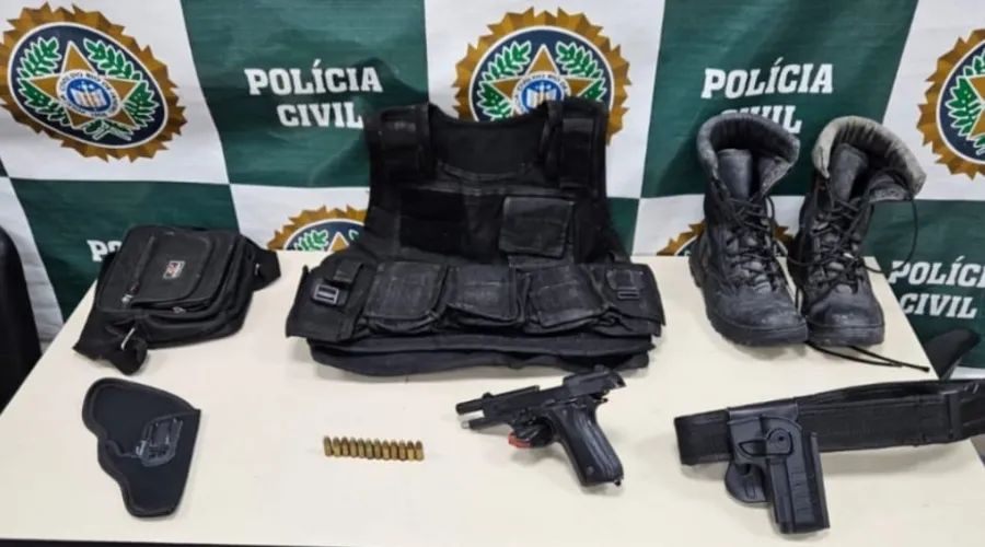 Pistola calibre 9mm e outros materiais utilizados por milicianos