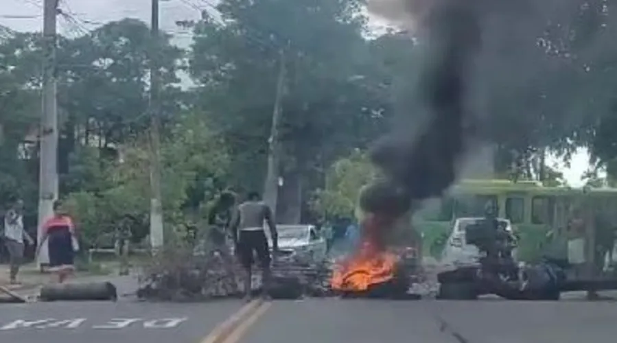 Moradores bloquearam as vias com pneus e entulhos queimados