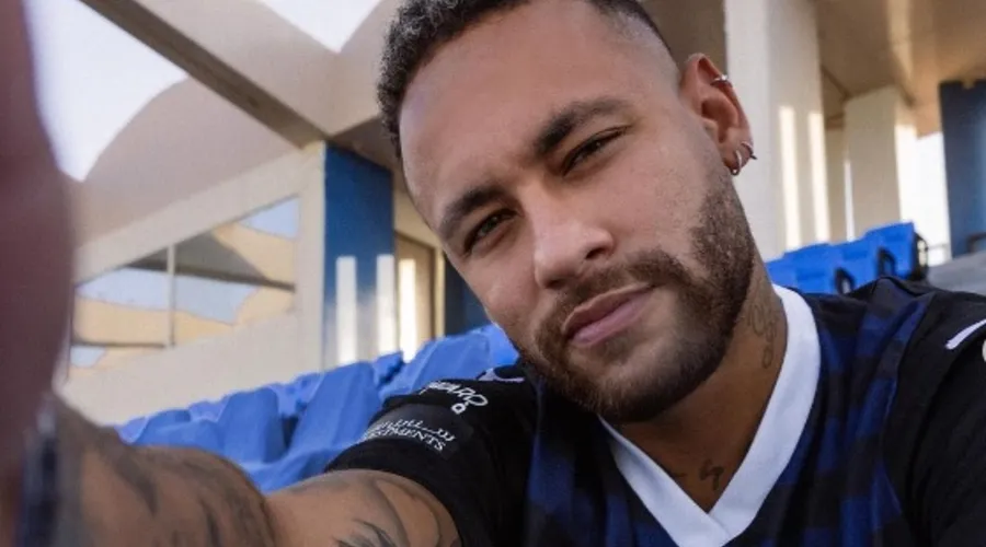 O atacante Neymar Jr recebeu alta médica no sábado (4)