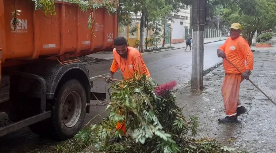 Equipes da Prefeitura continuam atuando em serviços de limpeza e desobstrução de bueiros