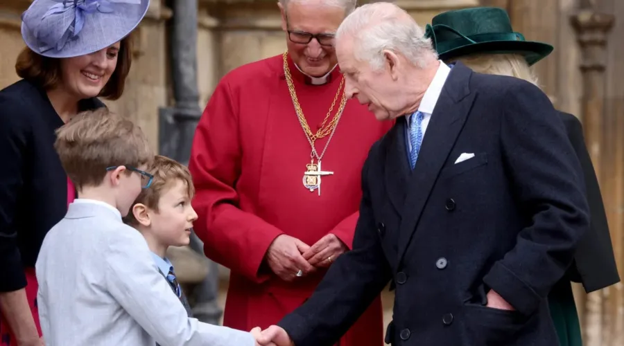 Rei Charles III comparece à igreja para cerimônia da Páscoa