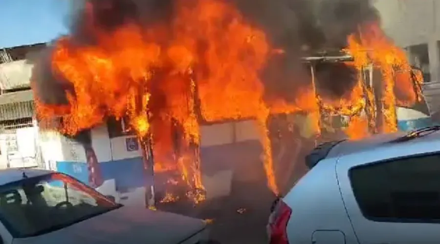 Coletivos foram queimados no Zona Oeste do Rio