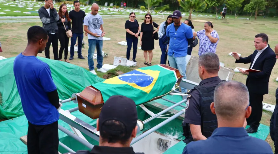 Corpo do subtenente foi enterrado no cemitério Parque Nictheróy, em São Gonçalo