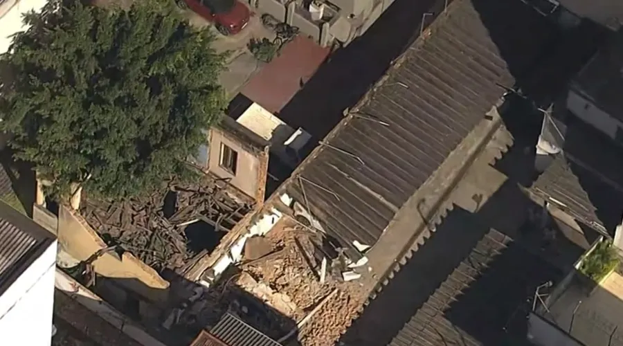 Parte das paredes, do teto e do piso do segundo andar caíram