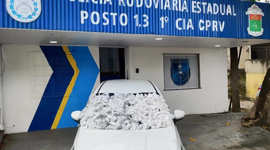 As drogas foram apreendidas por policiais do Comando de Policiamento Rodoviário (CPRV)