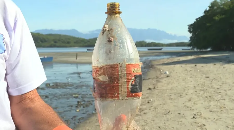Estudos da Fiocruz indicam que garrafas plásticas desse tipo levam 450 anos para se decompor no ambiente
