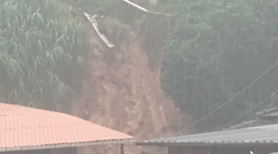 Chuva intensa causa deslizamentos na cidade de Petrópolis