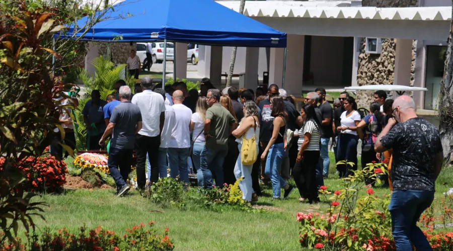 O enterro aconteceu no cemitério Parque da Colina, em Pendotiba