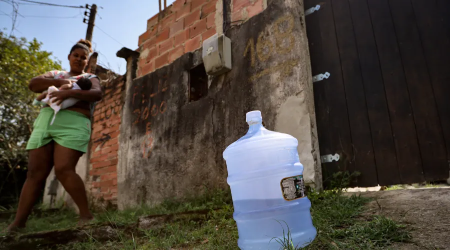 Rafaela Guedes tem dividido um galão de água com a vizinha
