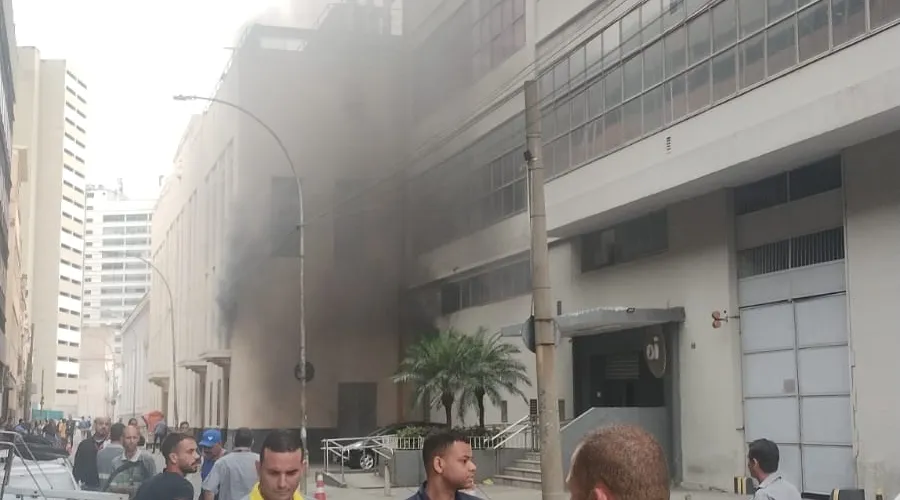 Imagem ilustrativa da imagem Prédio de telefonia pega fogo no Centro do Rio; vídeo