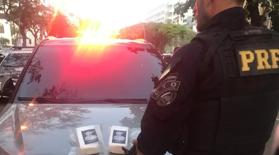 Os agentes da PRF encontraram a droga dentro de uma bolsa dentro do veículo