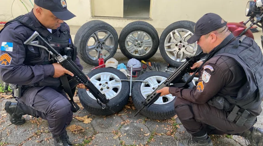 Policiais acharam pneus e rodas de carros diferentes furtados