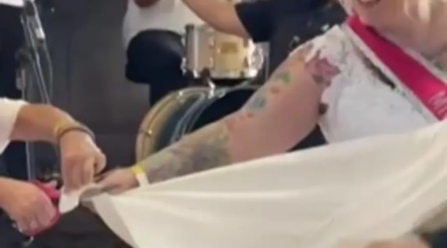 Mulher rasga seu vestido de noiva e realiza uma festa após término do casamento