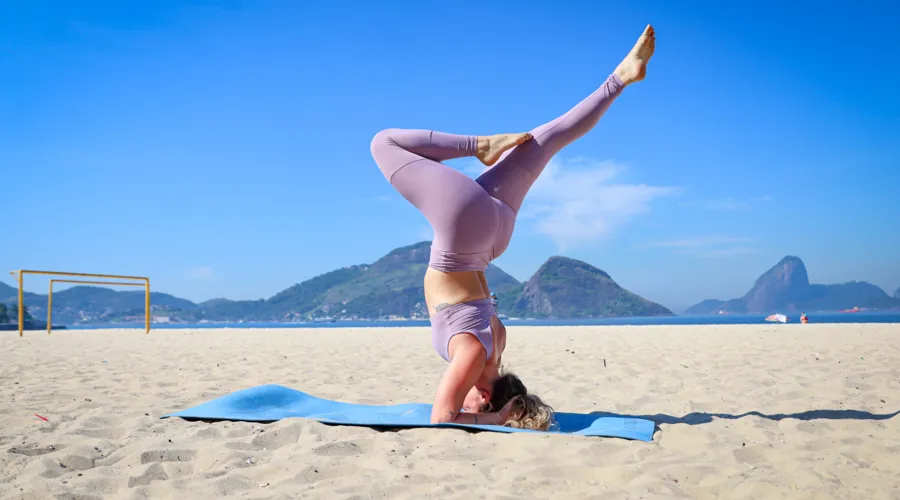 Quem é de Niterói pode praticar ioga com a Maria Clara na praia de Icaraí