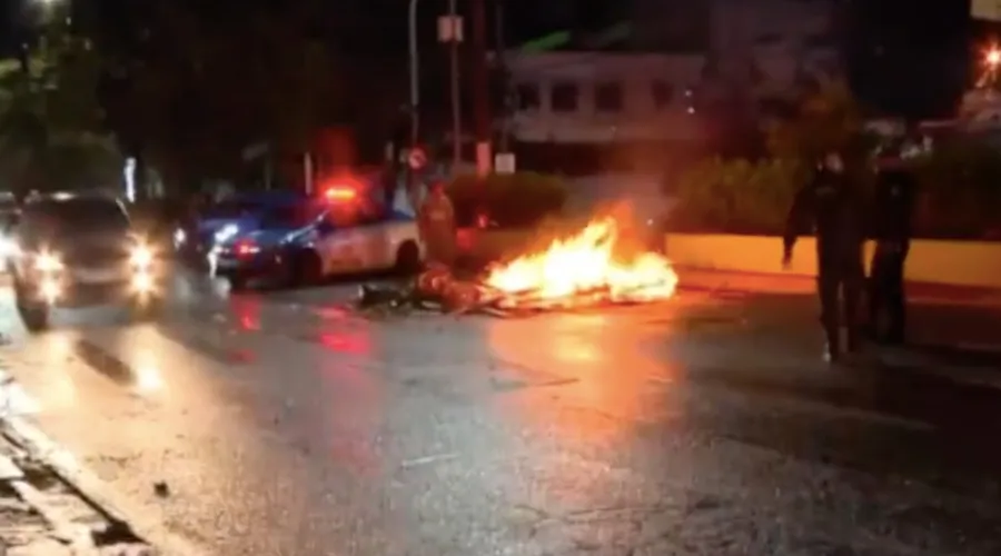 Manifestantes colocaram fogo na pista sentido Ponte Rio-NIterói