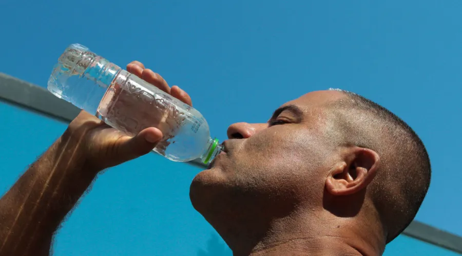 É recomendado que a população beba bastante água, use roupas leves e protetor solar