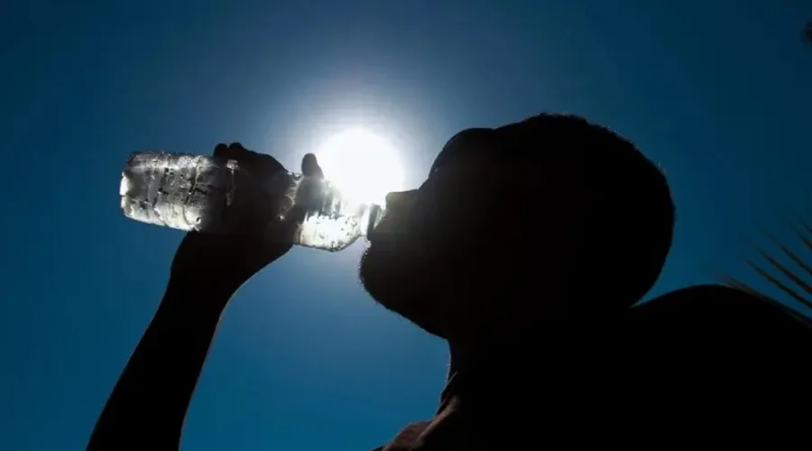 Recomendação é que as pessoas se hidratem e evitem exposição prolongada ao sol